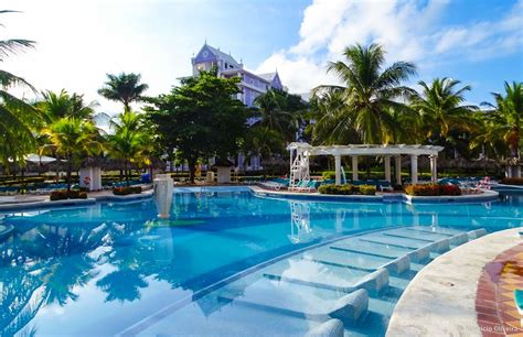 Shaw Park Beach Hotel